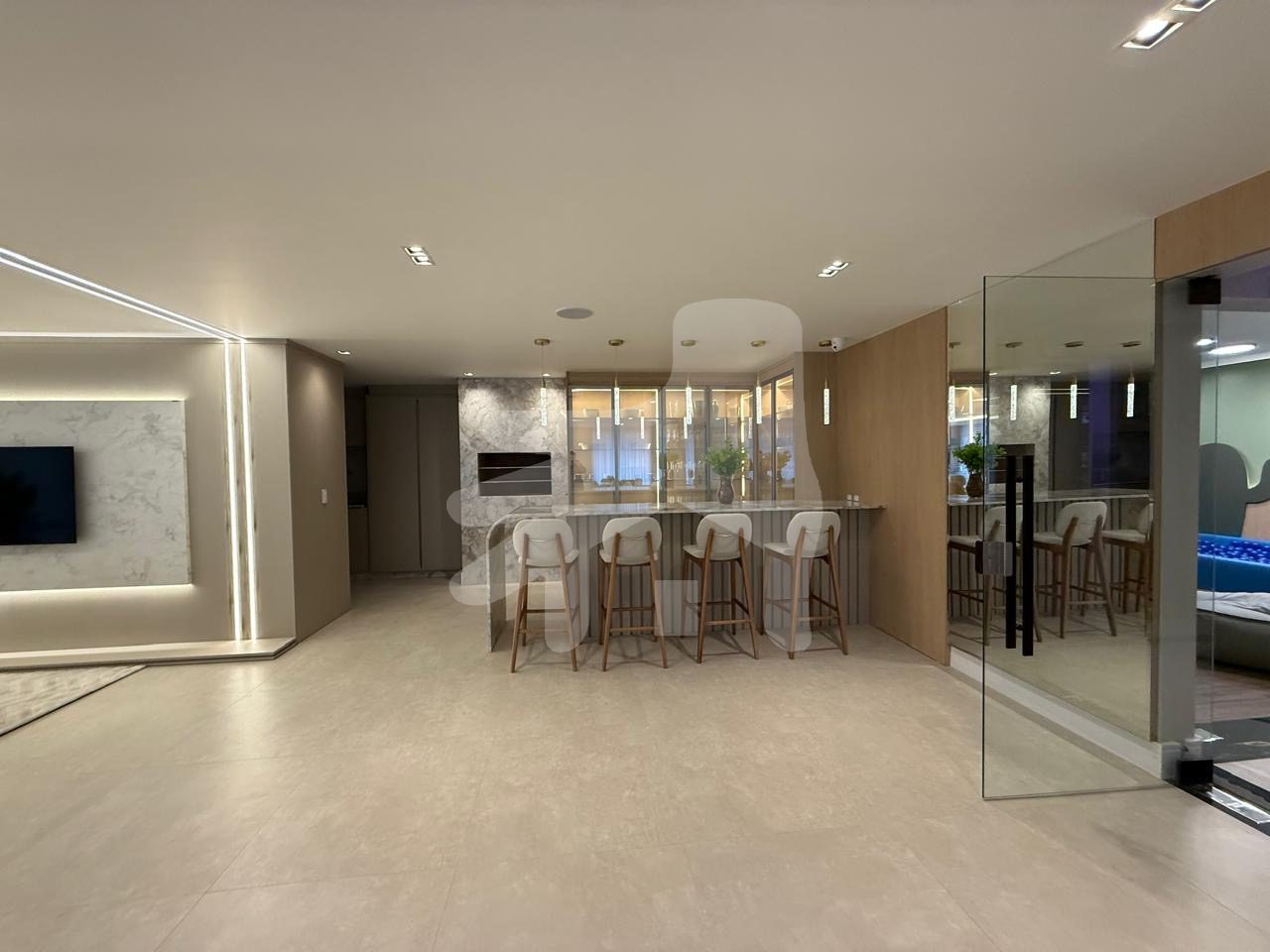 Apartamento novo mobiliado (frente rua e andar alto) 1 suíte + 02 dormitórios