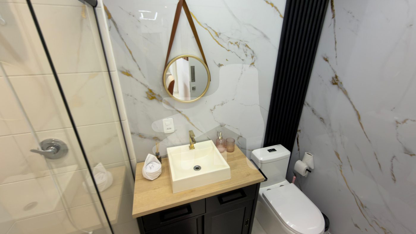 Apartamento novo mobiliado (frente rua e andar alto) 1 suíte + 02 dormitórios