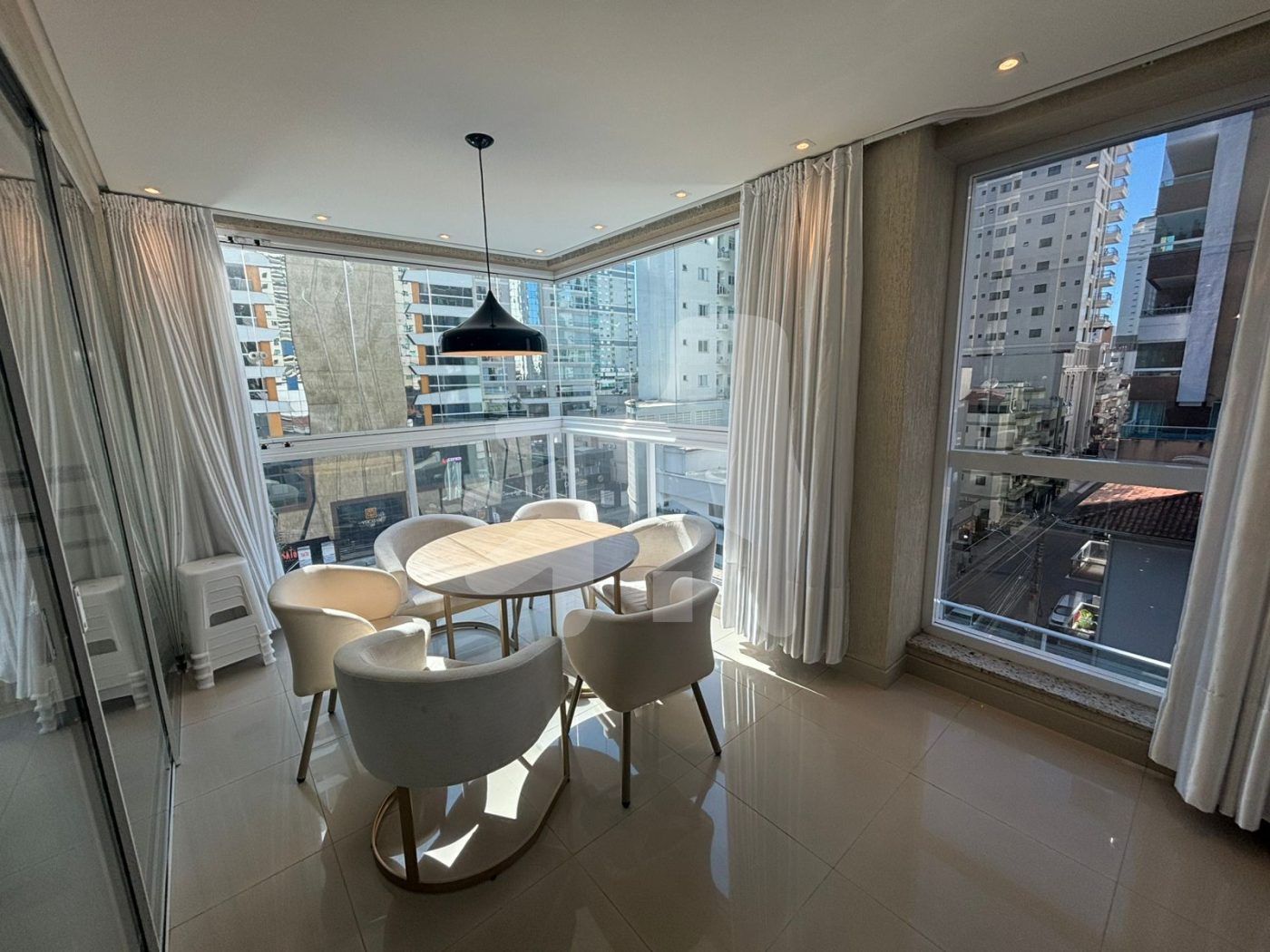 Apartamento 3 suítes para Venda no bairro Meia Praia em Itapema
